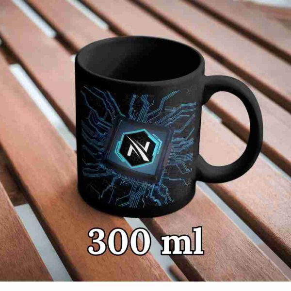 Taza negra de 300 ml con diseño tecnológico y logo NeoGPT, sobre una mesa de madera.