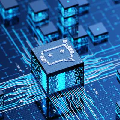 Chip con icono de chatbot sobre un circuito tecnológico azul.
