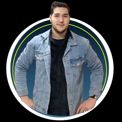 Fotografía de Diego Gallegos, creador de NeoGPT, con chaqueta de mezclilla y fondo azul.